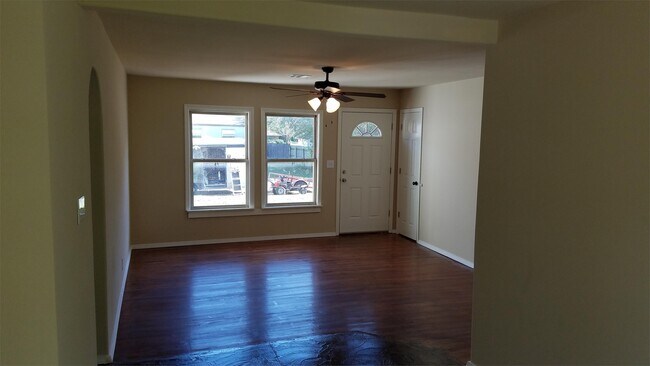Foto del edificio - 355 N Oak St