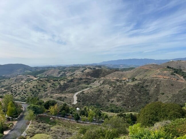 Building Photo - PANORAMIC VIEWS, STUDIO IN THE CLOUDS