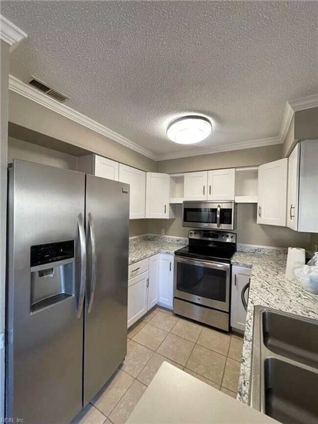 Building Photo - 3 BED / 2 BATH TOWNHOME