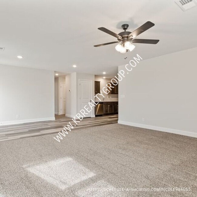 Building Photo - Newer 3 Bed Single Level Duplex in Blue Sp...