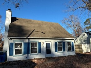 Building Photo - 467 Wyn Dr