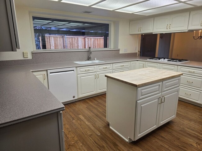 Building Photo - 4 bedroom home off of Mayberry Dr in Reno