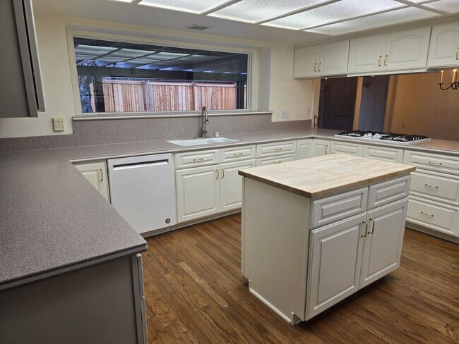 Foto del edificio - 4 bedroom home off of Mayberry Dr in Reno