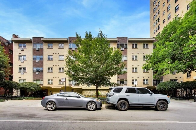 Building Photo - 420 W Aldine Ave