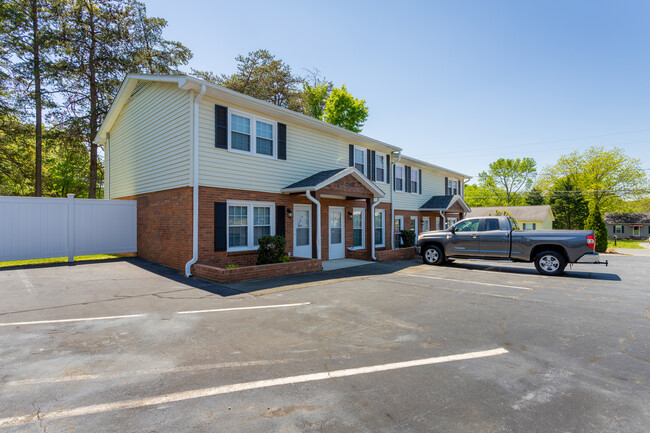 Building Photo - Emerald Court