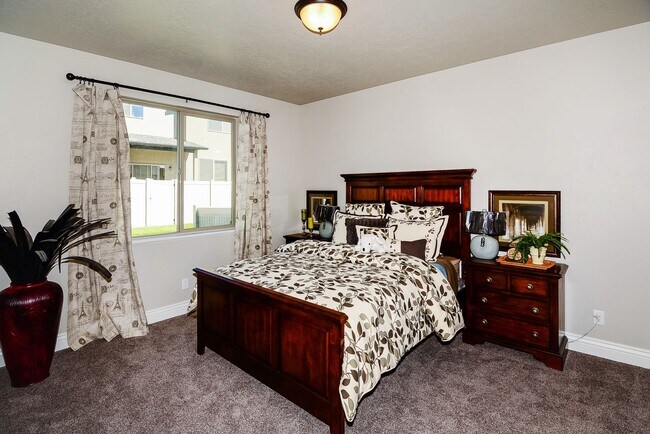 Building Photo - Luxury 5 Bedroom 3 Bath with Upscale Ameni...