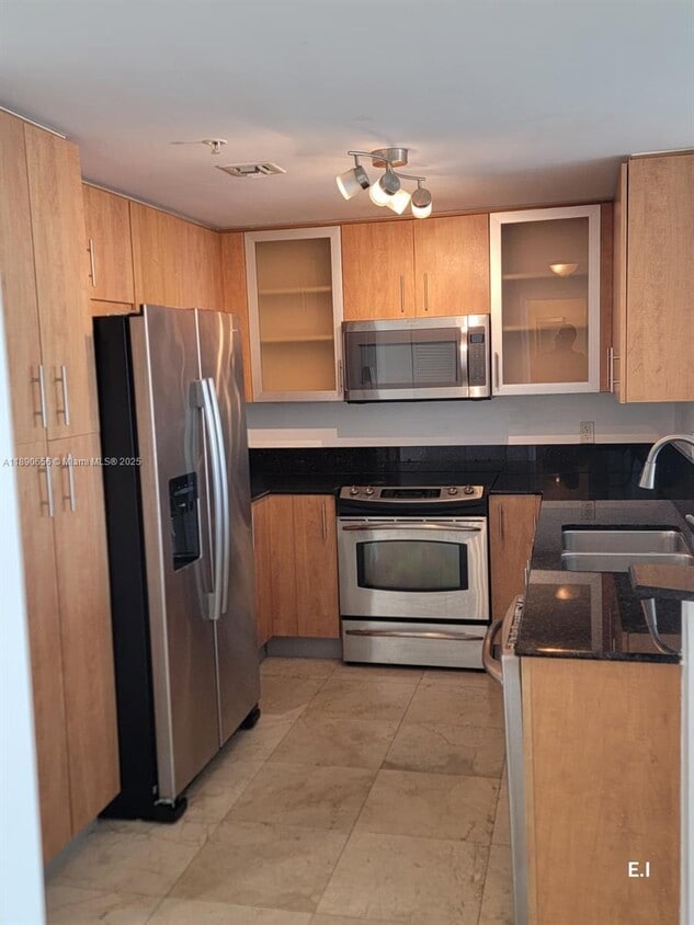 Building Photo - 7900 Harbor Island Dr