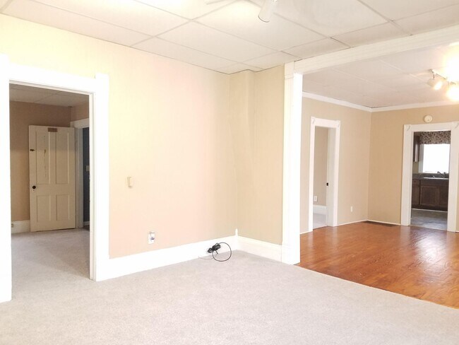 Building Photo - Nice 2 bedroom 1 bath house comes with nic...
