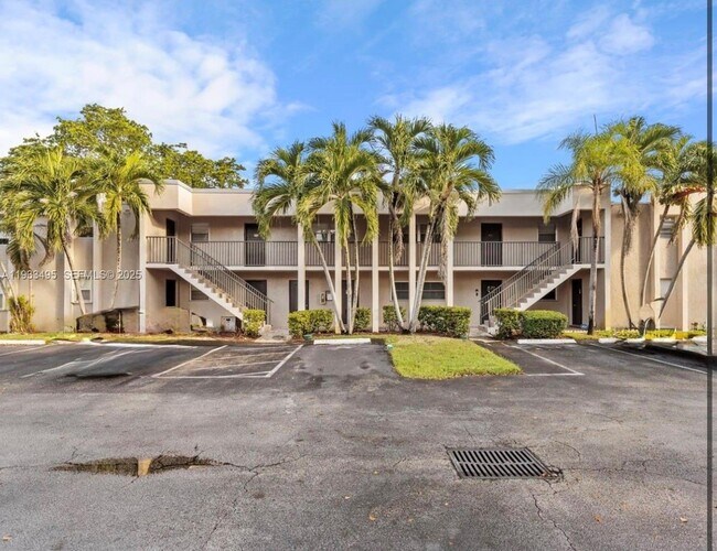 Foto del edificio - 8511 Old Country Manor