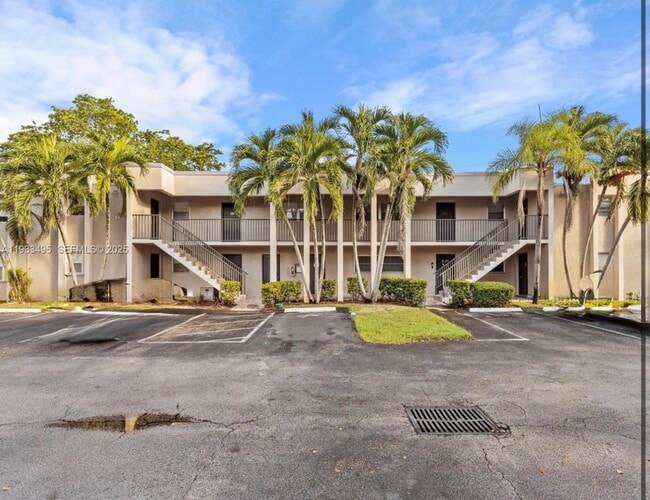 Building Photo - 8511 Old Country Manor