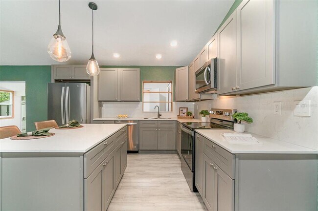 Building Photo - 2524 Dellwood Dr