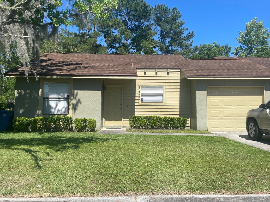 Primary Photo - 10663 Meadowlea Dr