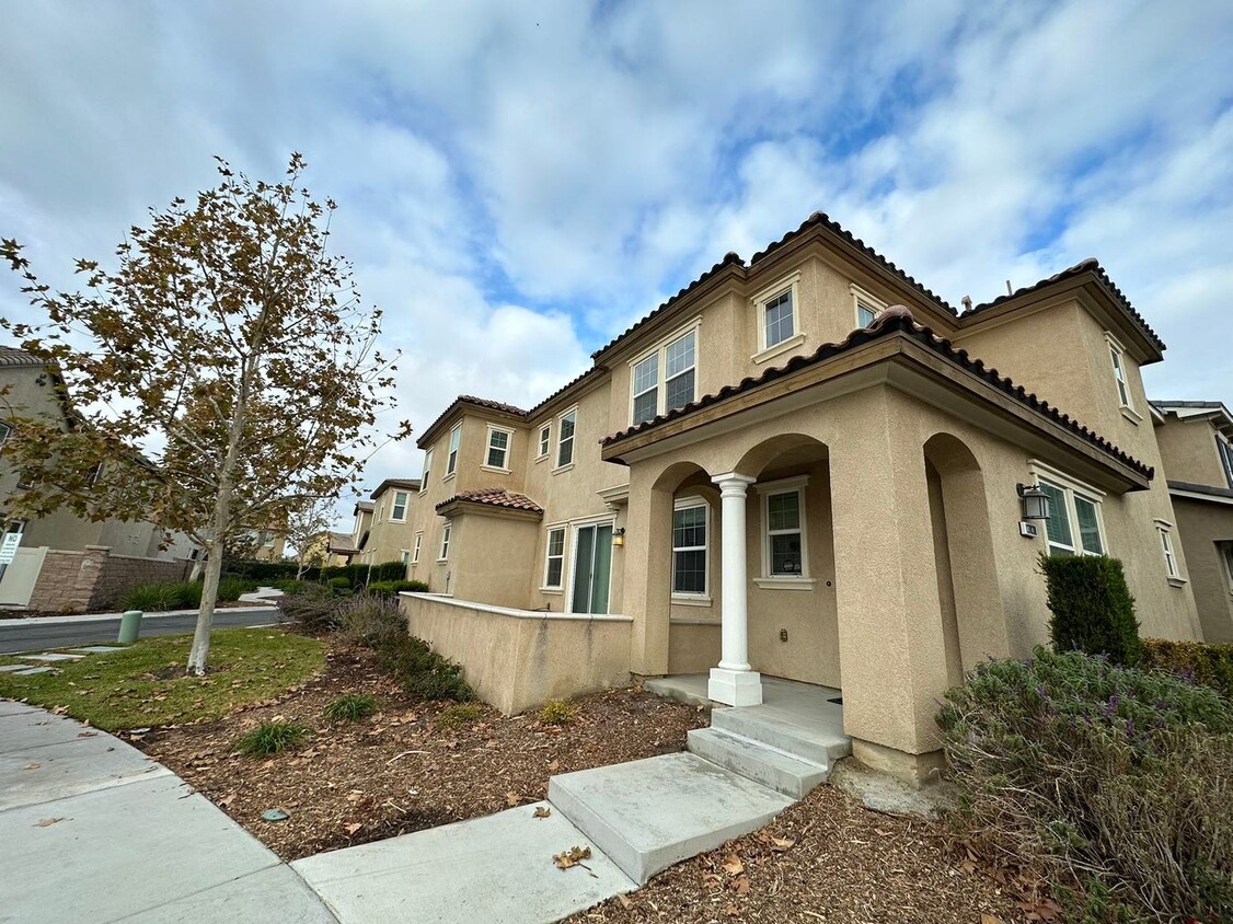 Foto principal - 5 BEDROOM HOME FOR LEASING IN EASTVALE