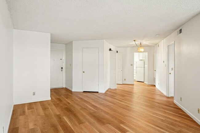 Foto del edificio - 999 Evelyn Terrace W