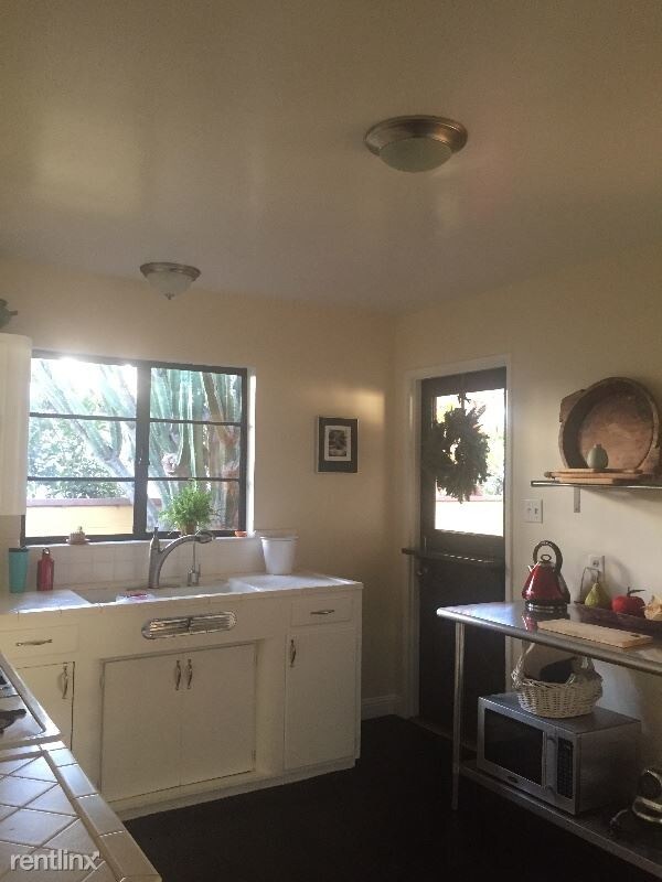 Building Photo - 3715 Paloma Dr