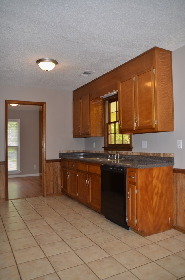 Building Photo - Spacious Home Available Now!