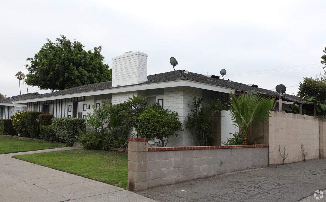 Building Photo - 2108 E Almont Ave