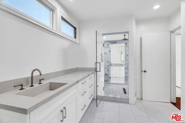 Foto del edificio - 701 Sierra Dr