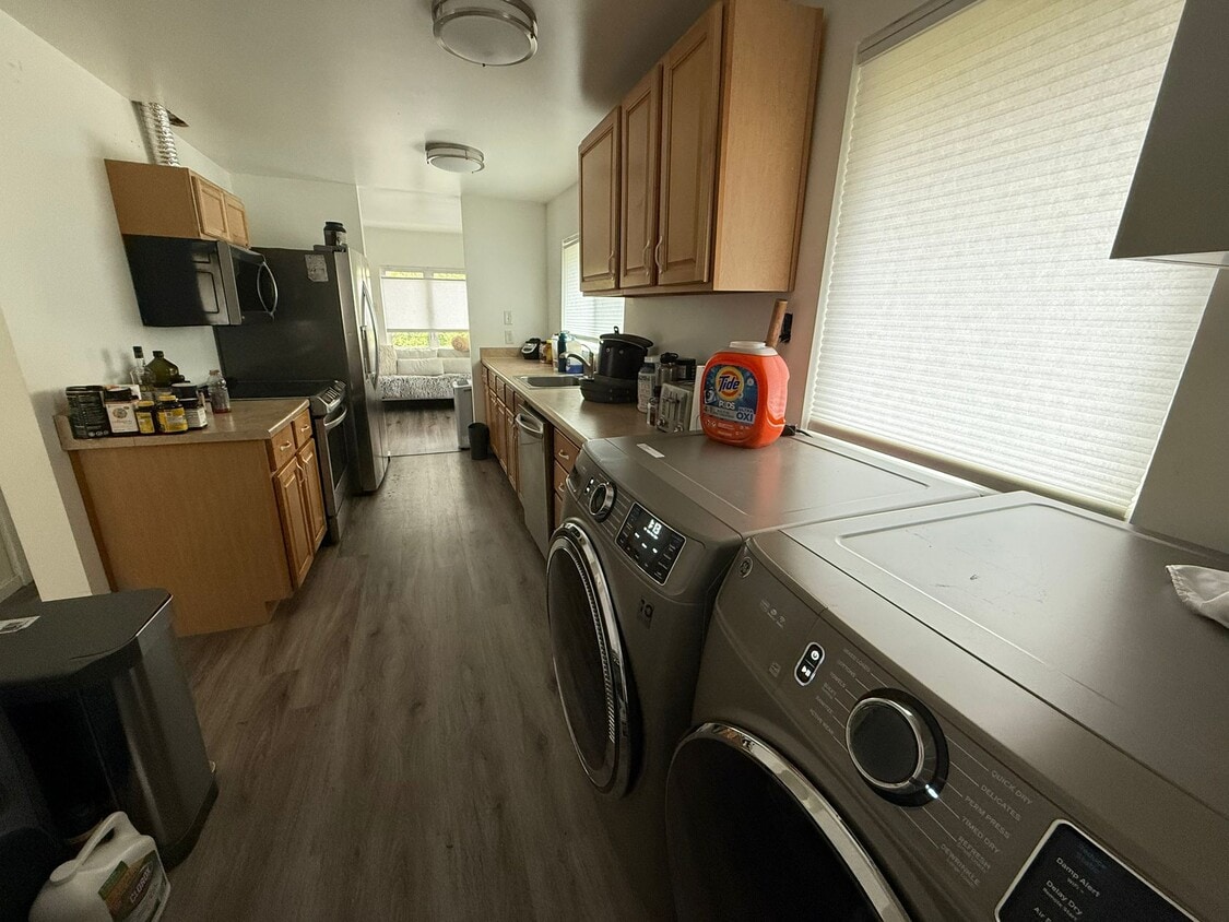 Foto principal - 2440 Wickstrom Pl SW