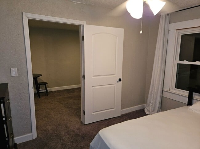 Building Photo - 1 BEDROOM / 1 BATHROOM GARAGE APARTMENT