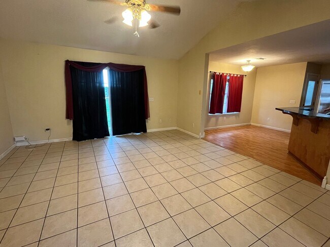 Building Photo - Large 3 Bedroom, 2 bath home on a Lake in ...