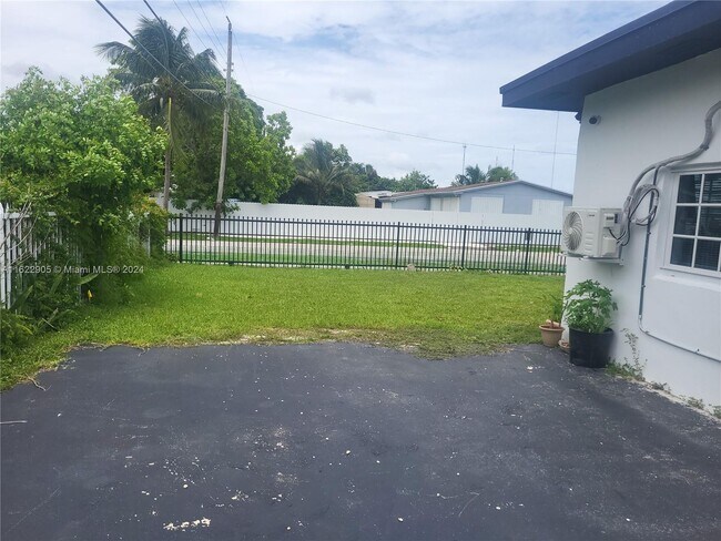 Foto del edificio - 1080 NW 186th St