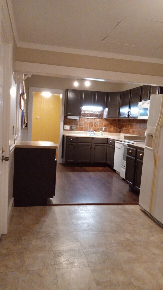Cocina desde el rincón del comedor - 243 Locust St