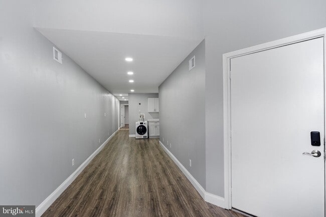 Building Photo - 823 Newington Ave