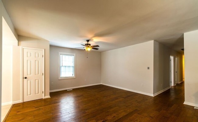 Building Photo - 104 Beacon St