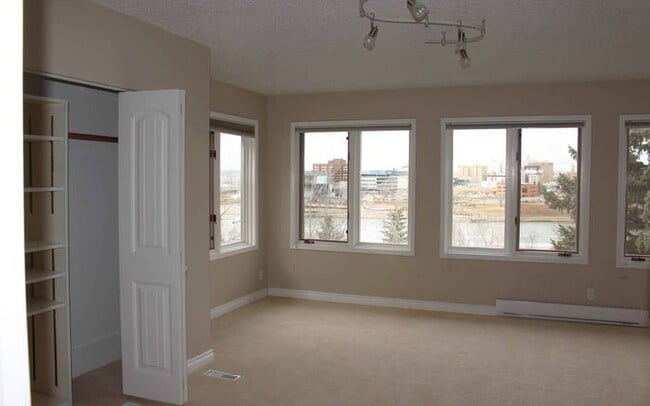 Building Photo - 307 11th St E