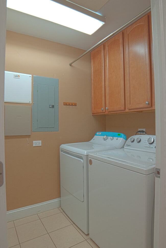 Building Photo - 4953 Oakton St