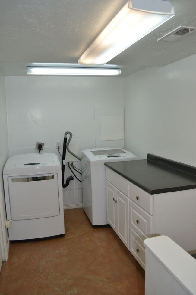 Building Photo - 2BR Apartment Close to Daybreak Marina and...