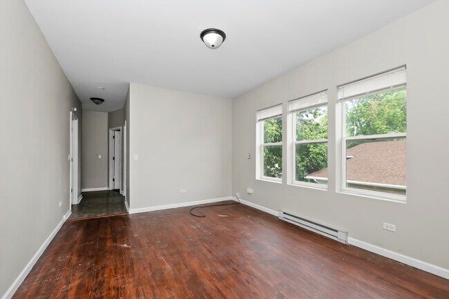 Dining - 7650 S Bishop St