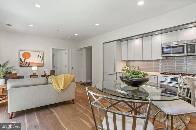 Foto del edificio - 129 W St NW