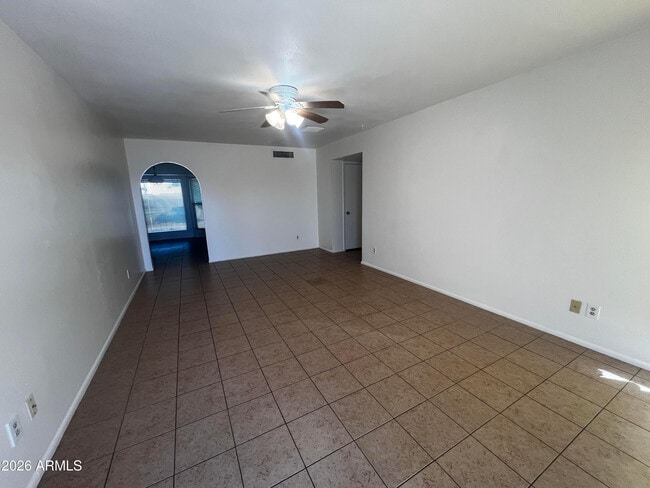 Building Photo - 1550 W Knowles Ave