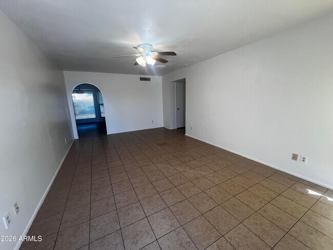 Foto del edificio - 1550 W Knowles Ave