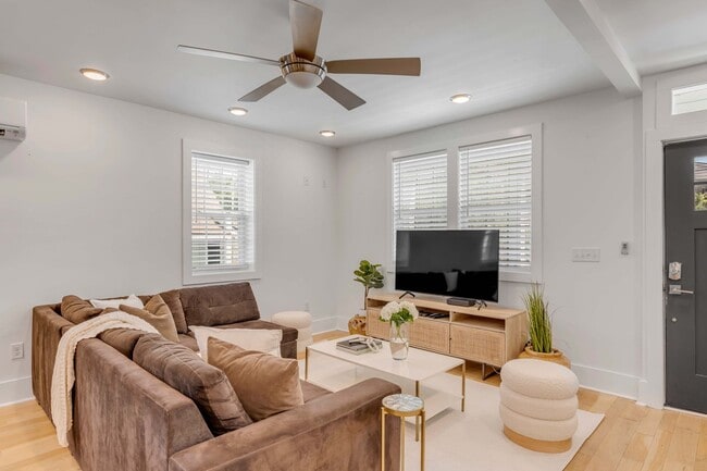 Building Photo - Fully Furnished Downtown Rental