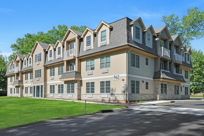 Building Photo - 962 Rte 9W
