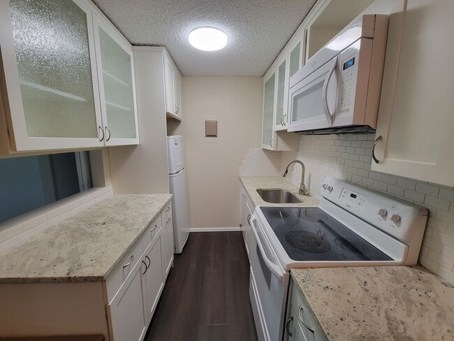 Building Photo - Nicely Updated One Bedroom Condo Available...