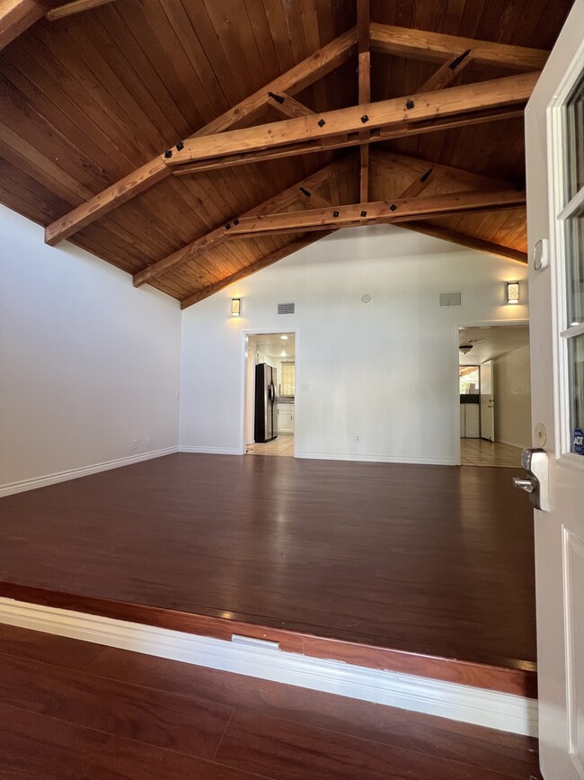 Sala de estar - 8731 Colbath Ave