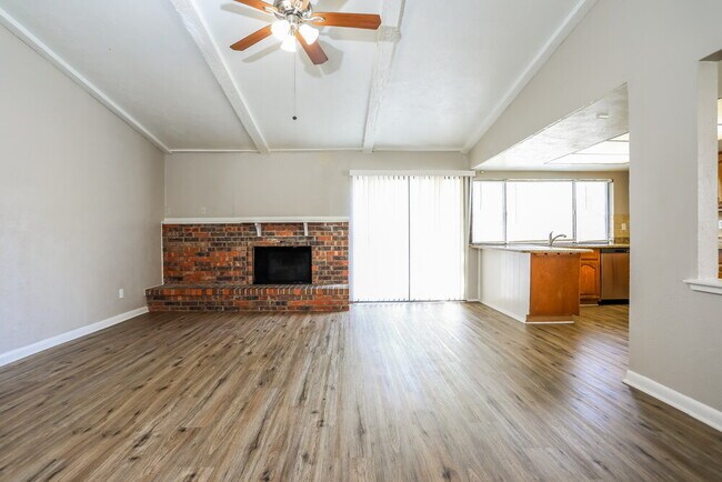 Foto del edificio - 4141 Yellowleaf Dr