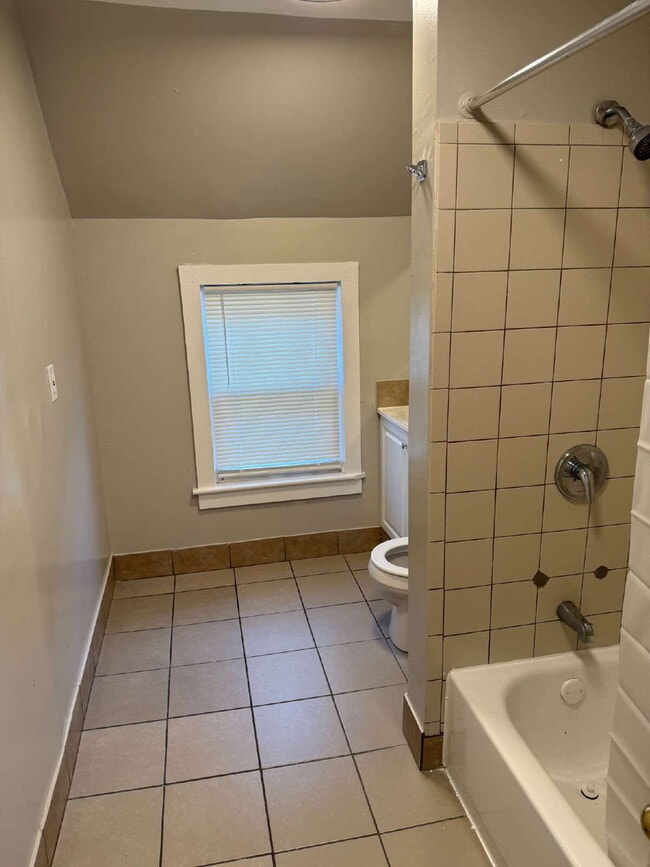Building Photo - Nice 3 bedroom, 1 bath unit for rent.