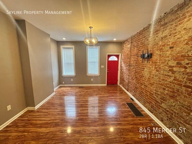 Building Photo - 845 Mercer St