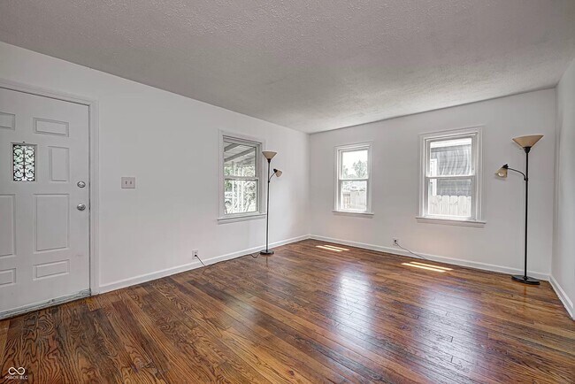 Foto del edificio - 4924 Rosslyn Ave
