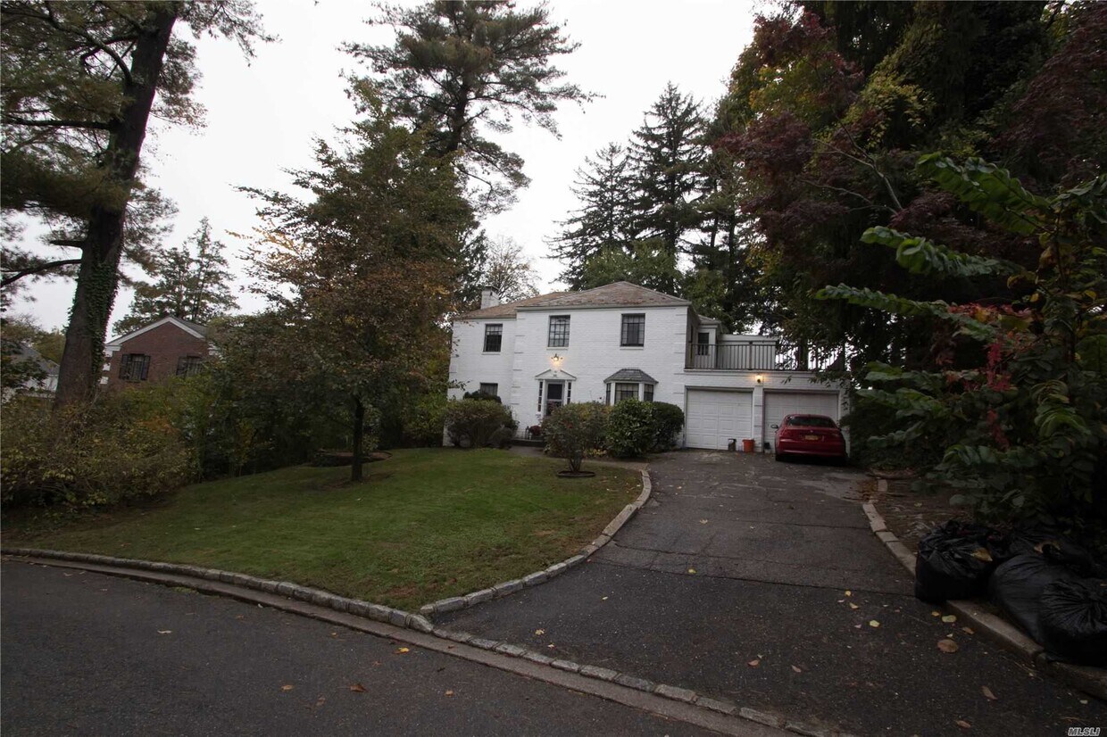 Primary Photo - 34 Strathmore Rd