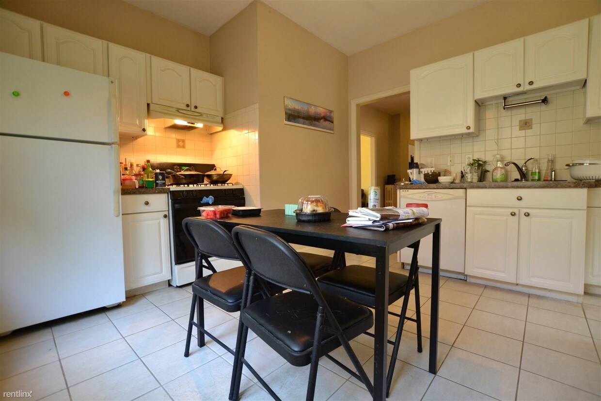 3 br, 2 bath Apartment 64 Boyd St 1OO Condo for Rent in Newton