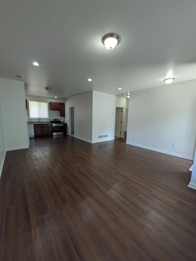 Building Photo - 440 Robbe Ave