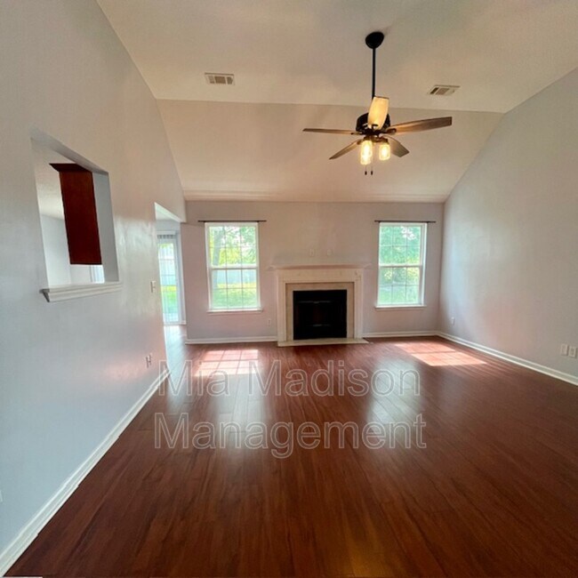 Foto del edificio - 275 Abigail Cir