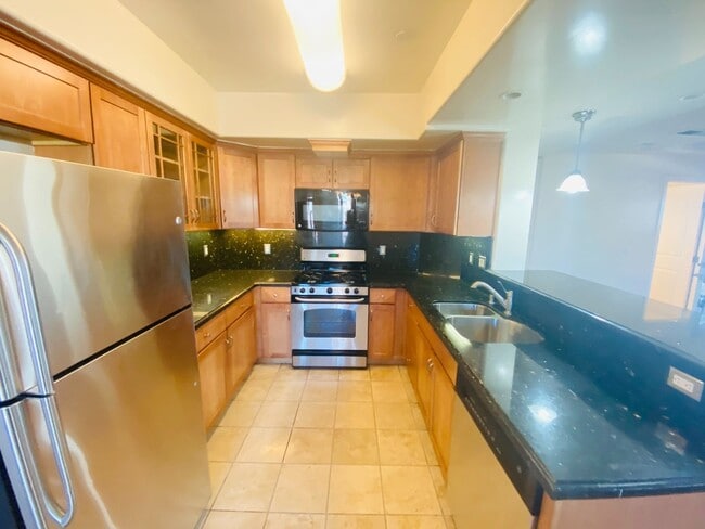 Building Photo - Beautiful Townhome in Downtown San Jose.  ...