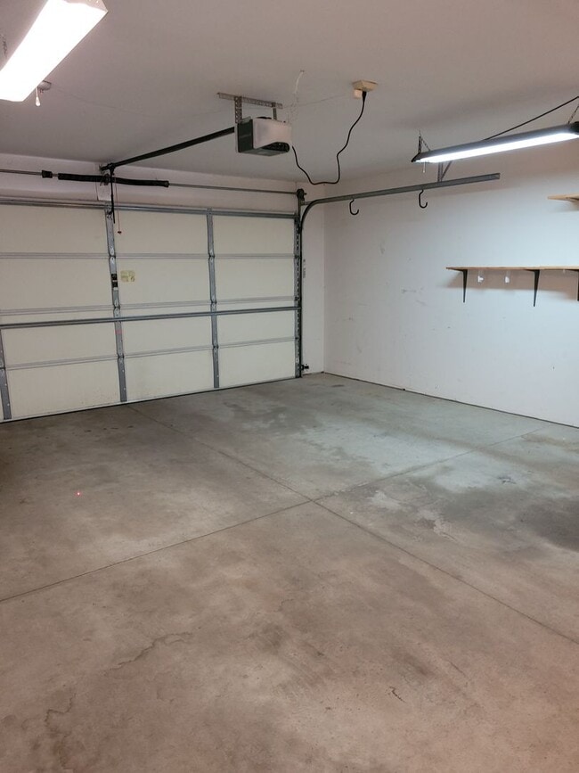Building Photo - Updated 2 Bedroom Town Home
